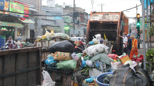TPHCM: Người thu gom rác tắc trách, môi trường ô nhiễm nặng