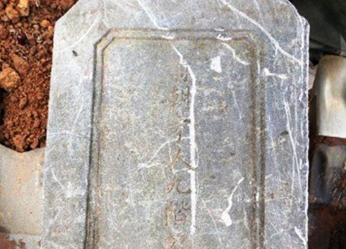 Tìm thấy tấm bia cổ tại khu vực làm bãi đỗ xe: Nghi bia mộ của vợ vua Tự Đức