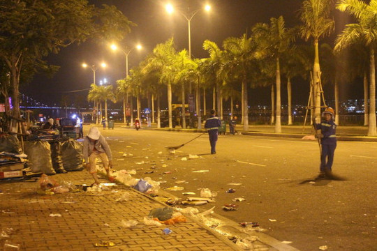 TP. Đà Nẵng: Hàng chục tấn rác thải ra môi trường sau mỗi đêm thi pháo hoa