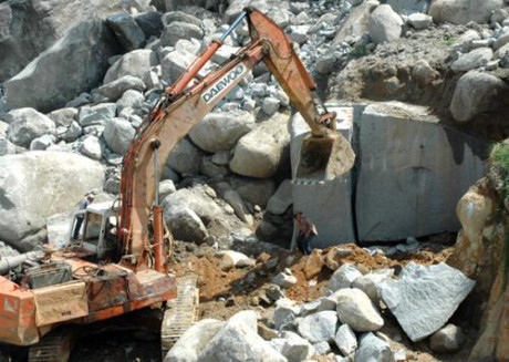 Tạm dừng hoạt động mỏ khai thác đá gây ô nhiễm môi trường