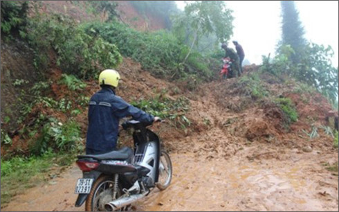 Hà Giang: Mưa lớn làm sạt lở đất đá khiến giao thông tê liệt