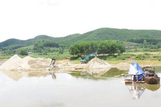 Huyện Vũ Quang(Hà Tĩnh ): Dân tố doanh nghiệp hút cát gây sạt lở đất đai