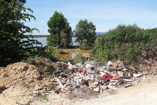 Quảng Bình: Rác thải uy hiếp hồ Bàu Vèng