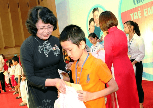 Hưng Yên: Phó Chủ tịch nước Đặng Thị Ngọc Thịnh trao học bổng cho học sinh hiếu học