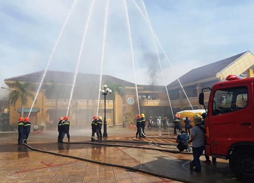 Diễn tập phòng cháy chữa cháy chuẩn bị cho APEC ở Quảng Nam