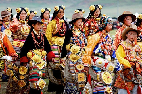Ghé thăm bộ tộc giàu có và chuyên khoe trang sức ở Tây Tạng