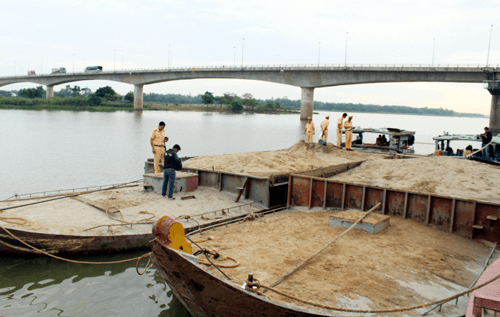Quảng Nam: Bắt giữ 2 tàu khai thác cát trái phép trên sông Thu Bồn