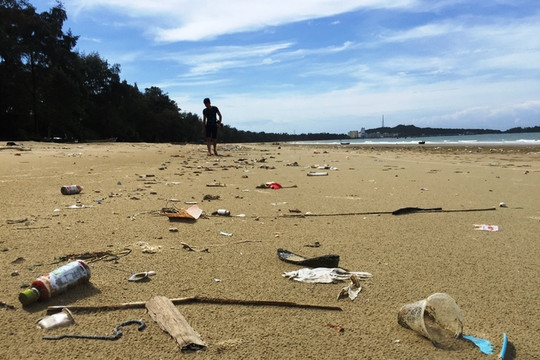 Bãi biển Cô Tô ngập trong rác thải