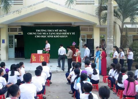 Kiên Giang: Mua bảo hiểm tặng học sinh nghèo