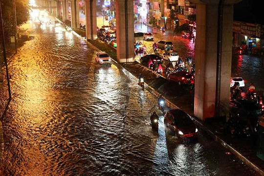 Phố phường Hà Nội chìm trong biển nước sau cơn mưa lớn
