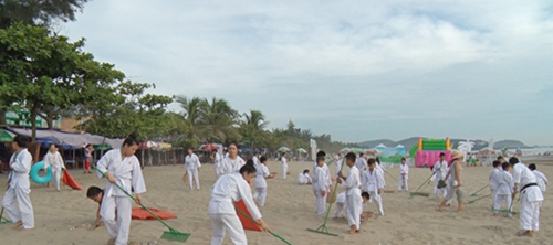 Nghệ An: 500 môn sinh tham gia làm sạch bãi biển Cửa Lò