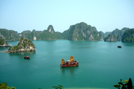 Quảng Ninh: Vịnh Hạ Long được trao Giải Khu du lịch hàng đầu Việt Nam