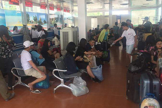 Thời tiết xấu, hàng nghìn du khách mắc kẹt lại đảo Cô Tô, Quảng Ninh