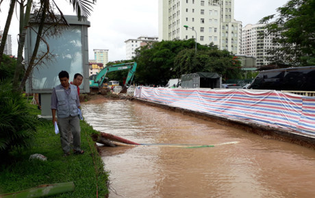 Hà Nội: Hàng nghìn hộ dân mất nước do bị ‘phá nhầm’ đường ống