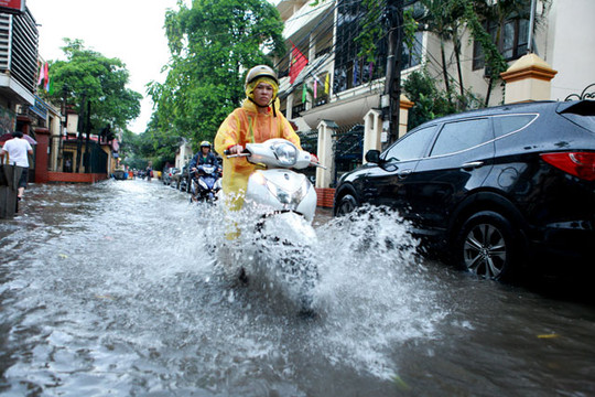 TP. Hà Nội: Nhiều tuyến phố ngập sâu vì mưa to