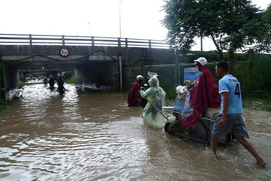 TP.Hà Nội: Nhiều tuyến đường chìm trong biển nước do ảnh hưởng của cơn bão số 2