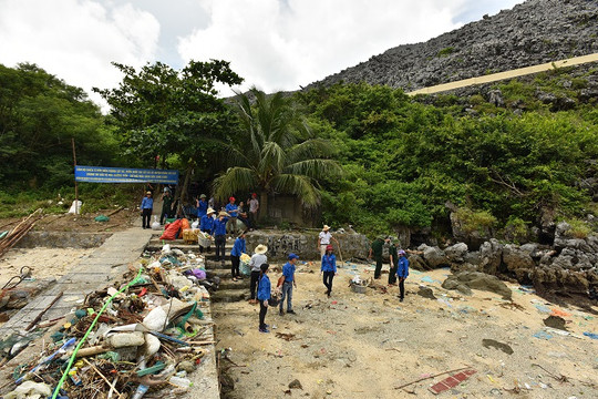 TP.Hải Phòng: Chiến dịch làm sạch môi trường biển và phủ xanh đảo đá Long Châu