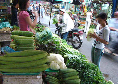Ảnh hưởng mưa bão, giá rau xanh và thực phẩm tăng mạnh tại các chợ Hà Nội