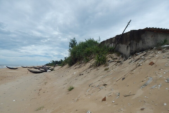 Thừa Thiên – Huế: Xót xa vùng quê yên bình tan hoang vì sạt lở bờ biển