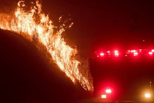 Mỹ: Hơn 5.000 người phải đi lánh nạn trong vụ cháy dữ dội ở California