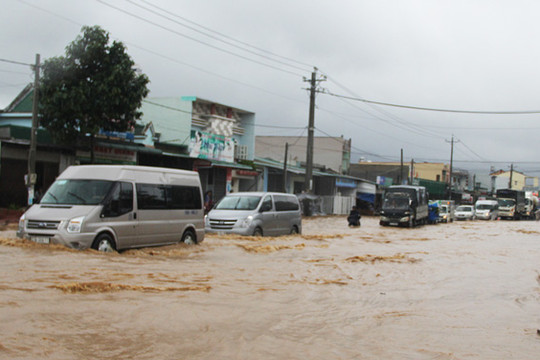 Quốc lộ 20 biến thành “sông” sau đợt mưa lớn kéo dài