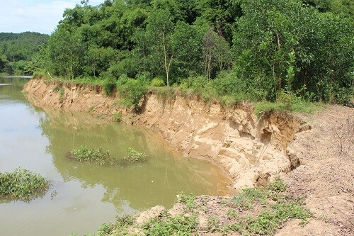 Thừa Thiên – Huế: Bờ sông sạt lở trầm trọng, “cát tặc” vẫn “lộng hành” không buông tha