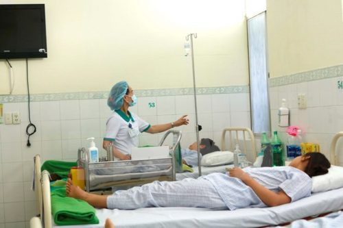 Điện Biên: 13 người nhập viện sau bữa ăn có rượu không nguồn gốc và tiết canh dê