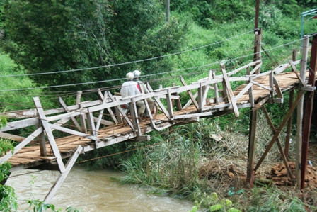 Lâm Đồng: Cây cầu qua suối Đại Nga xiêu vẹo “như răng sắp rụng”