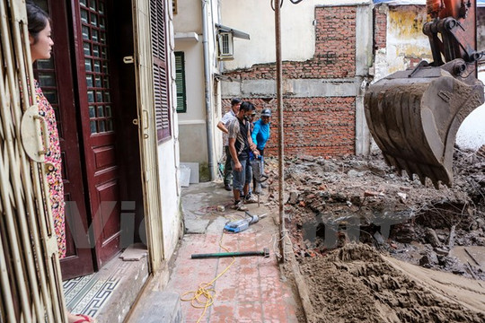 TP. Hà Nội: 6 hộ dân nơm nớp lo nhà sập vì công trình xây dựng liền kề