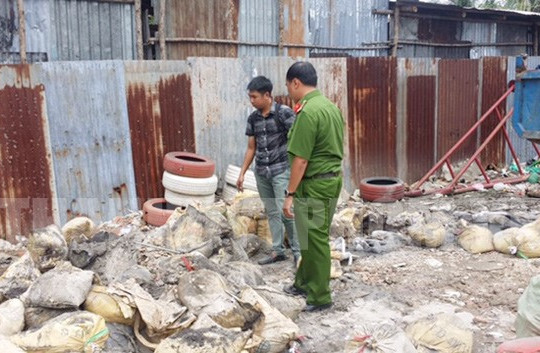 TP.Hồ Chí Minh:Bắt quả tang doanh nghiệp đổ trực tiếp rác thải nguy hại ra môi trường