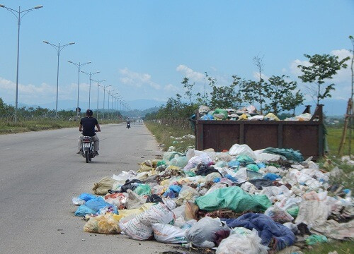 Thừa Thiên – Huế: Người dân bức xúc vì đường bị biến thành bãi tập kết rác ô nhiễm