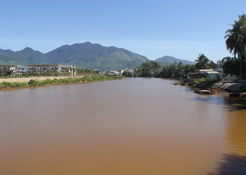 Đà Nẵng: Người dân lo lắng vì nước sông Cu Đê chuyển màu đục