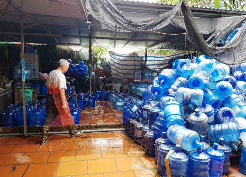 Tây Hồ (Tp.Hà Nội): Hãi hùng với cơ sở sản xuất nước uống đóng chai “bẩn”