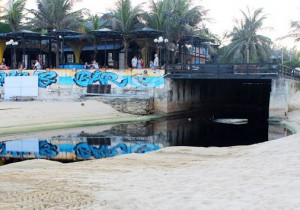 Đà Nẵng: Phát hiện thêm 2 khách sạn xả thải ra bãi biển