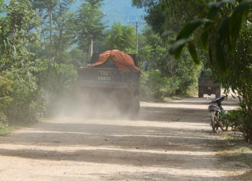 Thừa Thiên – Huế: Khốn khổ vì đường bị xe tải cày nát, bụi bay mù trời