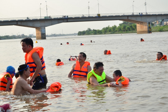Thái Bình: Nguy hiểm rình rập khi người dân “giải nhiệt” tại Sông Trà Lý