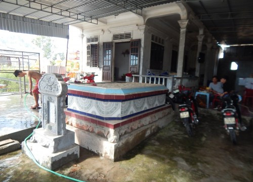 Thừa Thiên – Huế: Biển “nuốt” nhà dân, hàng chục gia đình phải sống trong nghĩa địa
