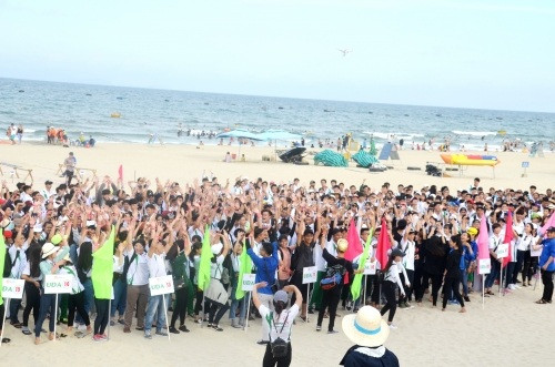 TP. Đà Nẵng: 1.500 tân sinh viên chung tay bảo vệ môi trường biển