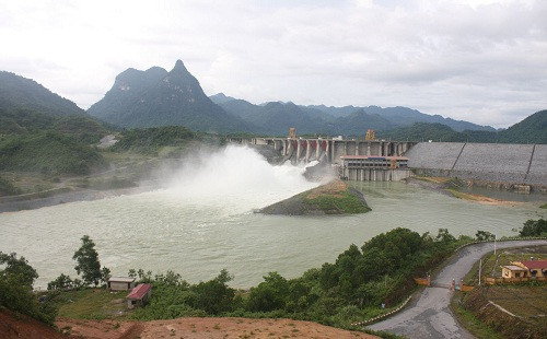 Thủy điện Tuyên Quang mở hai cửa xả đáy