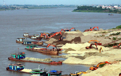 Hà Nội: Ngăn chặn tình trạng khai thác cát trái phép trên sông Đà