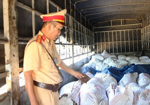 Quảng Nam: Bắt xe tải vận chuyển hơn 6 tấn mỡ động vật hôi thối