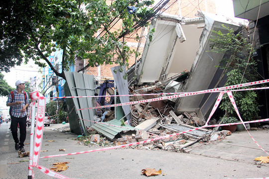 Tp. HCM: 2 căn nhà đổ sập do hàng xóm thi công phần móng