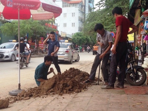 Hà Nội: Xử lý sự cố vỡ ống cấp nước sạch trên phố Thiên Hiền