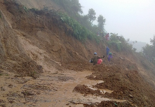 Sạt lở trên Quốc lộ 12, một huyện tỉnh Điện Biên bị chia cắt