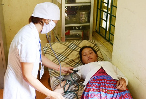 Lào Cai: Thực hiện luân phiên cán bộ y tế tuyến trên về giúp cơ sở