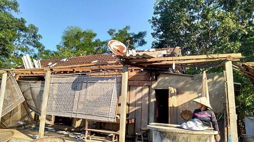 Hà Tĩnh: Lốc xoáy làm tốc hơn 100 mái nhà người dân ở huyện Hương Khê