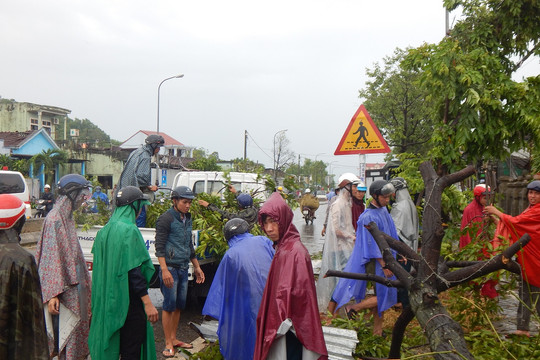 Thừa Thiên – Huế: Khẩn trương khắc phục hậu quả lốc xoáy, giúp dân ổn định cuộc sống