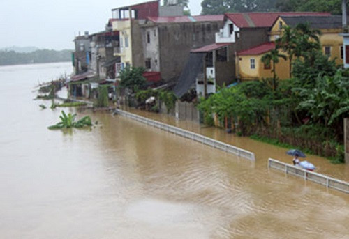 Nước lũ trên sông Thao và Hoàng Long đang lên nhanh, cảnh báo sạt lở vùng núi