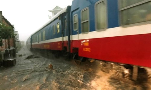 Tránh bão số 10 ngành đường sắt dừng 30 chuyến tàu