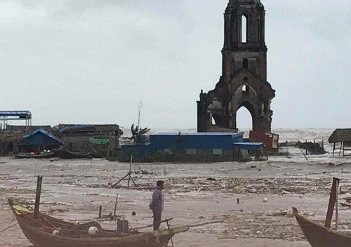 Nam Định: Khắc phục sạt lở đê biển do bão số 10